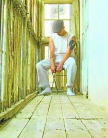 Imagen secundaria 2 - El bailarín y coreógrafo Davo Bezares en dos escenas de 'Mystery of love'. 