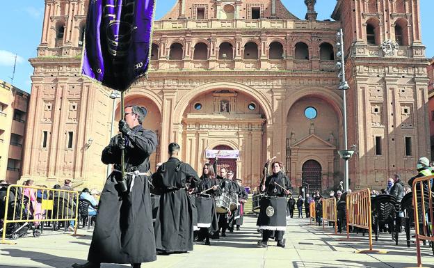 La banda anfitriona, la de la cofradía del Santo Entierro de Alfaro.