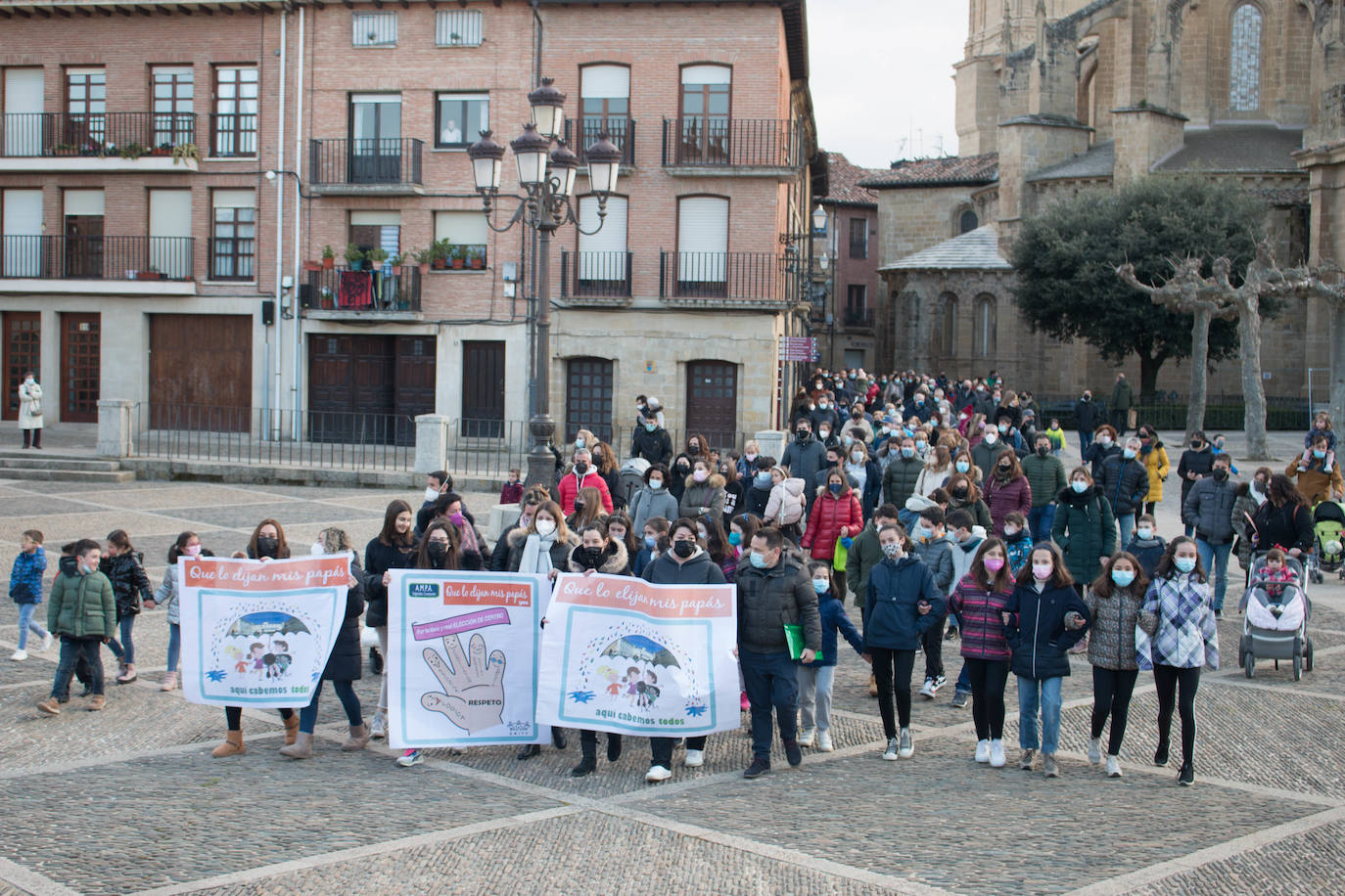 Fotos: Las familias se manifiestan en Santo Domingo de la Calzada por la libre elección de centro