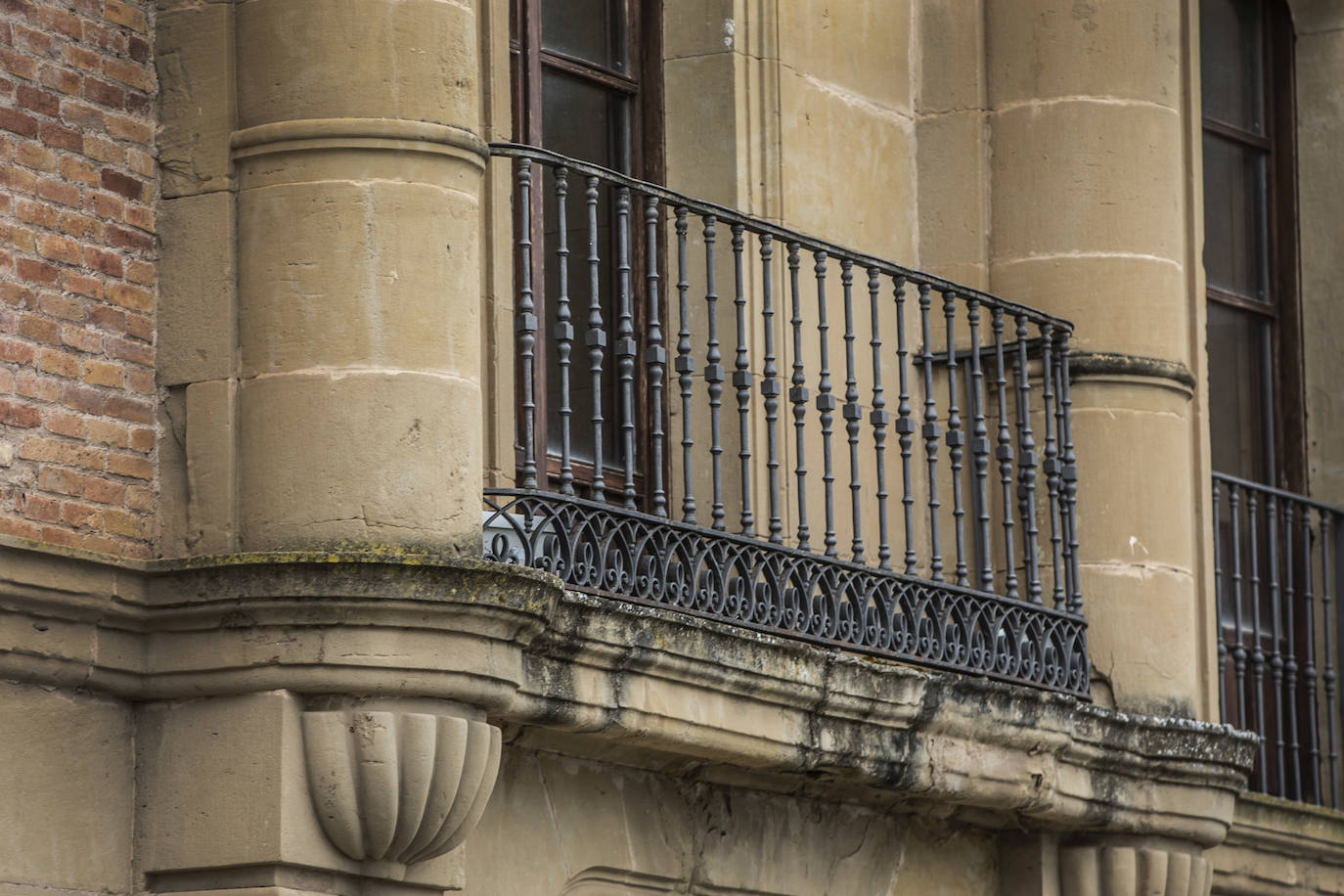 El palacio de los Manso de Zúñiga agonizaba convertido en almacenes y dependencias municipales hasta que, en el año 2003, el Ayuntamiento cedió su uso a la Fundación San Millán para que lo restaurara y lo convirtiera en residencia de estudiantes