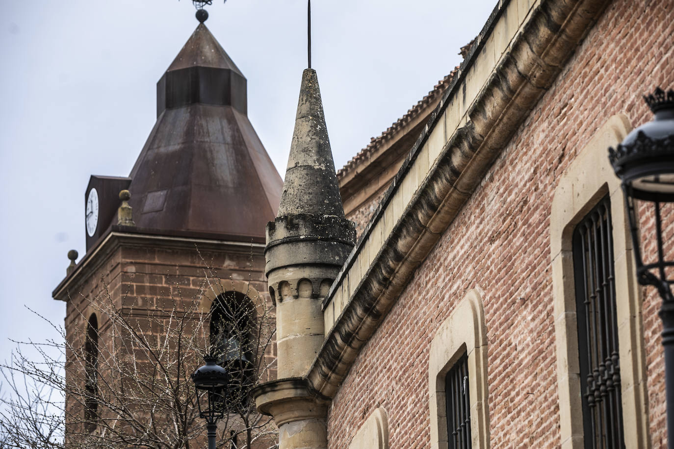 El palacio de los Manso de Zúñiga agonizaba convertido en almacenes y dependencias municipales hasta que, en el año 2003, el Ayuntamiento cedió su uso a la Fundación San Millán para que lo restaurara y lo convirtiera en residencia de estudiantes