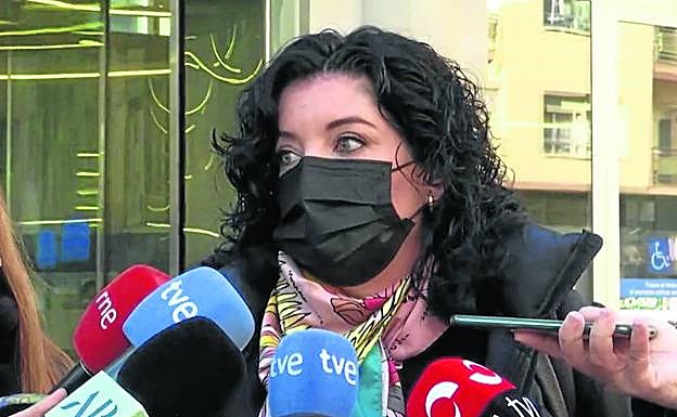 Alicia Redondo, letrada de la familia de Álex, ayer en las puertas del Palacio de Justicia de La Rioja.