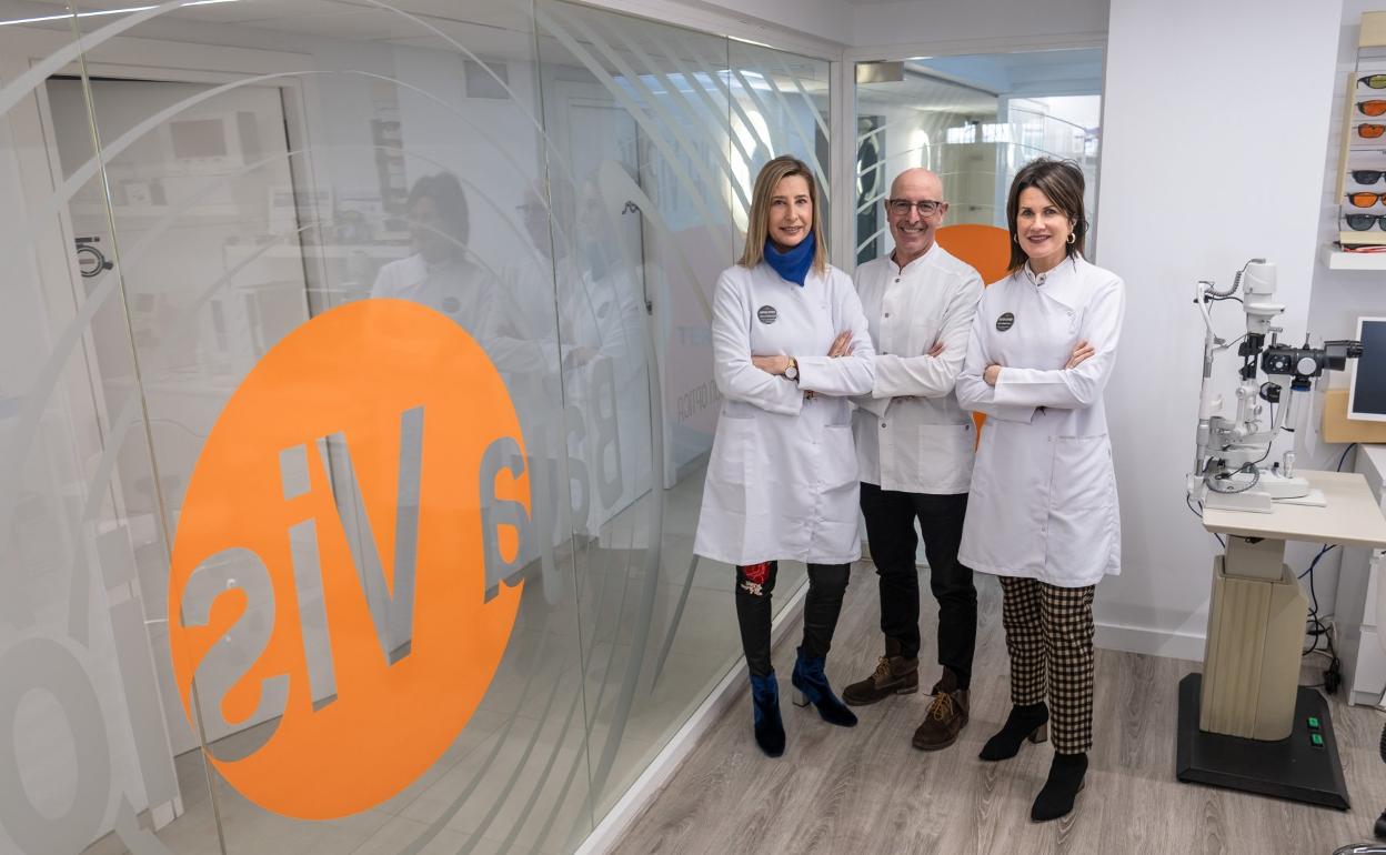 Emilio Toledo acompañado de Elena y Elisa Madorrán. 