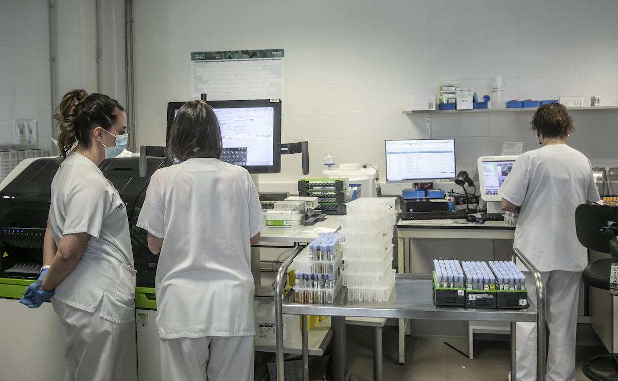 Sanitarios en el laboratorio del San Pedro. 