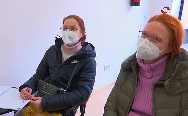 Svitlana y Oksana Klevets, durante sus clases de español en Cruz Roja. 