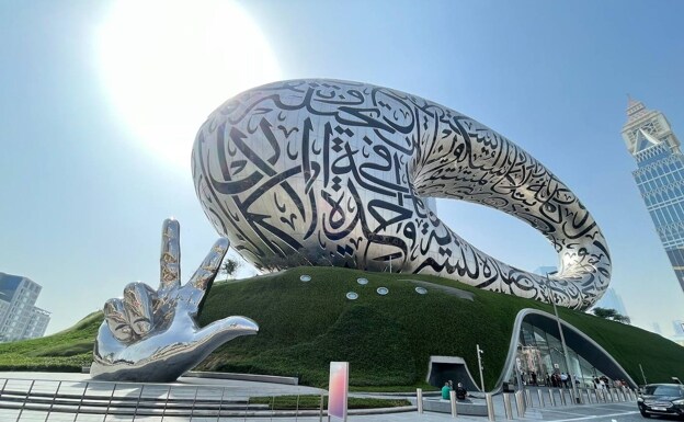 El Museo del Futuro tiene forma de anillo y su estructura está labrada con frases en caligrafía árabe. 