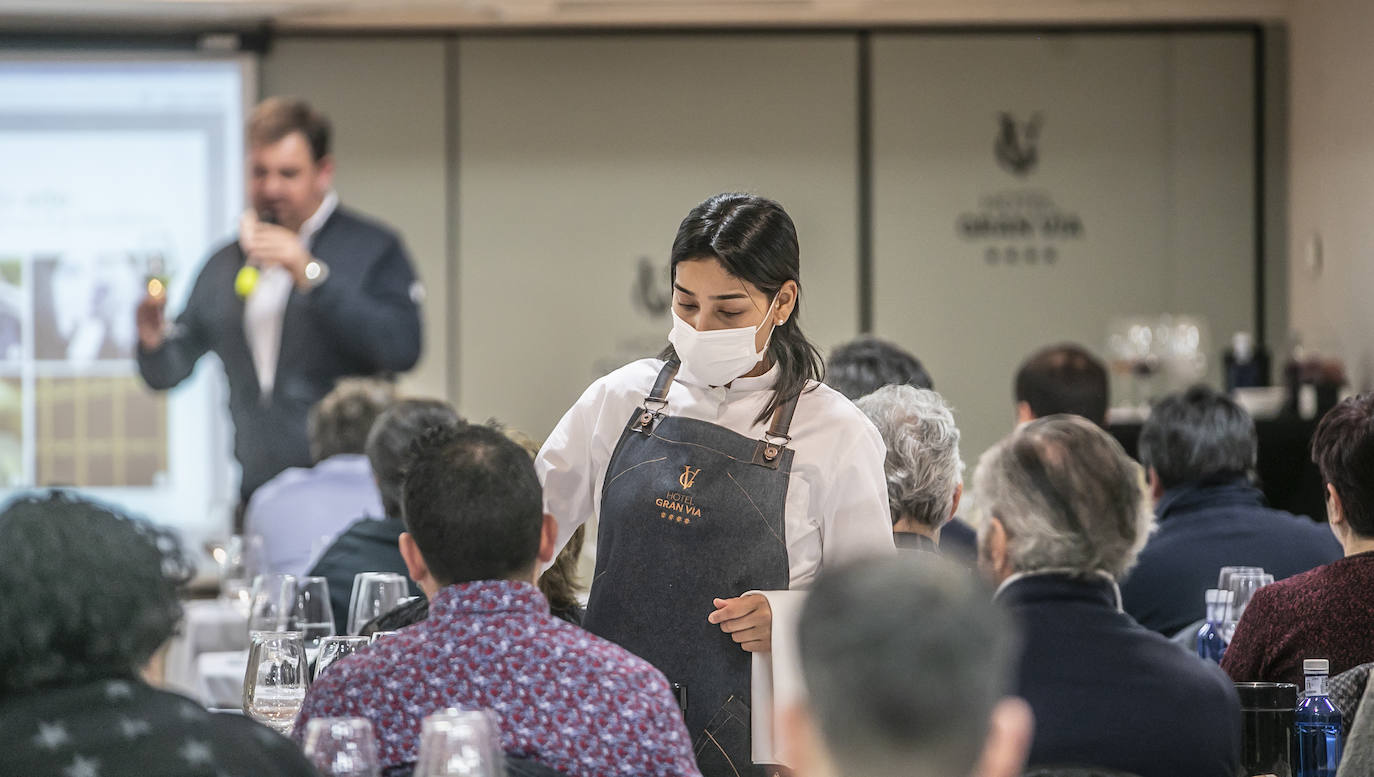 Bodegas Señorío de Villarrica presentó para el club de catas de lomejordelvinoderioja.com las últimas novedades de la bodega familiar de San Asensio y Hervías. 