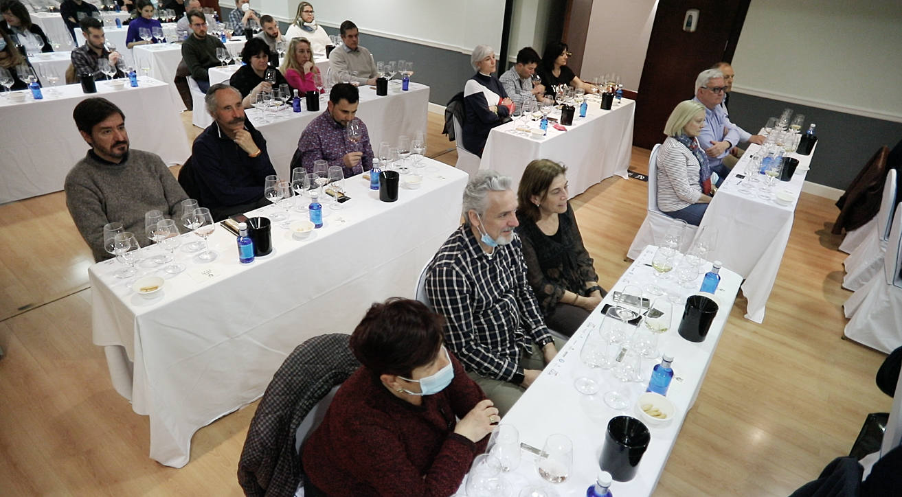 Bodegas Señorío de Villarrica presentó para el club de catas de lomejordelvinoderioja.com las últimas novedades de la bodega familiar de San Asensio y Hervías. 