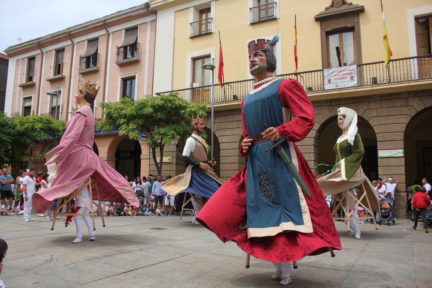 Imagen de uno de los últimos bailes de la comparsa, en las fiestas patronales alfareñas de 2019. 