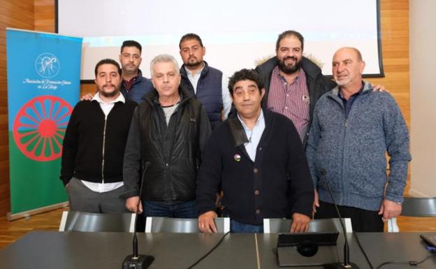 El presidente de la Asociación de Promoción Gitana de La Rioja, Santiago Jiménez, junto al director gerente, Enrique Jiménez (centro), y otros miembros de la entidad. 