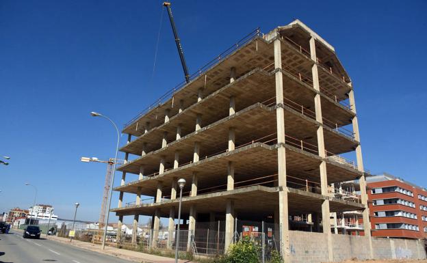 Residencial Río Somero. Promoción que se retoma desde la estructura con 30 viviendas a entregar en año y medio.