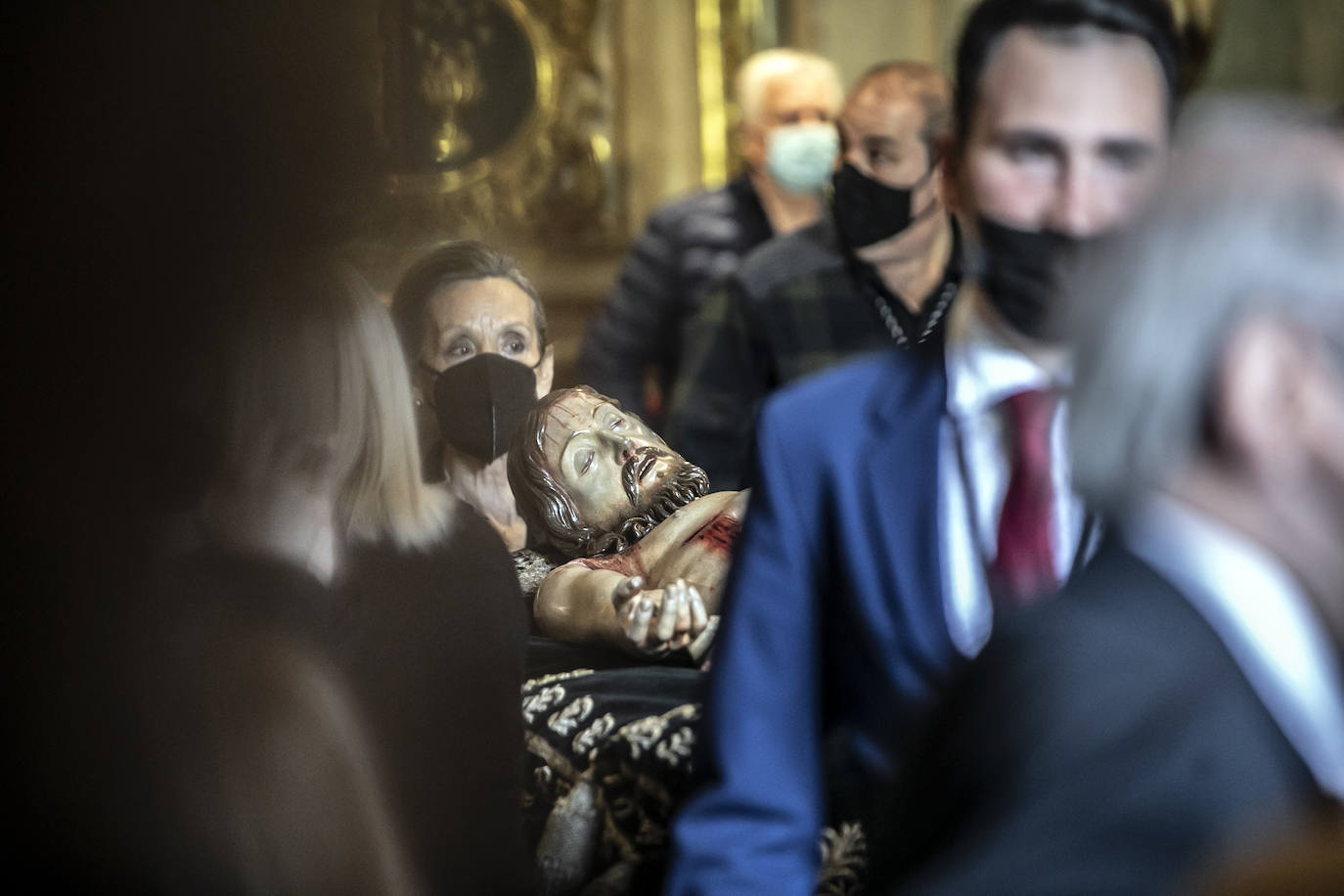 Fotos: Emoción en la limpieza del Cristo del Santo Sepulcro