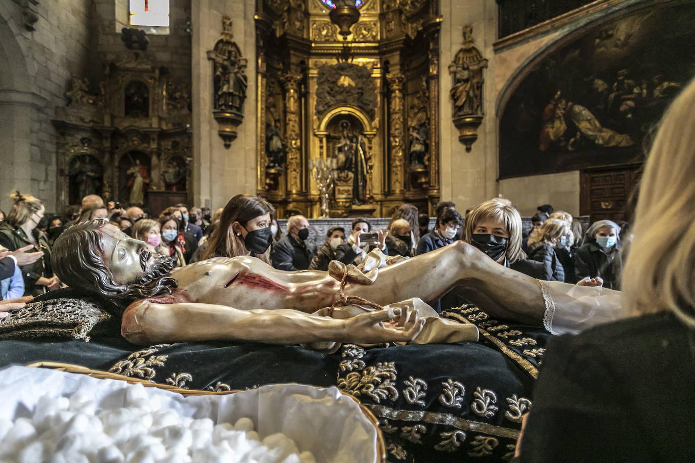 Fotos: Emoción en la limpieza del Cristo del Santo Sepulcro