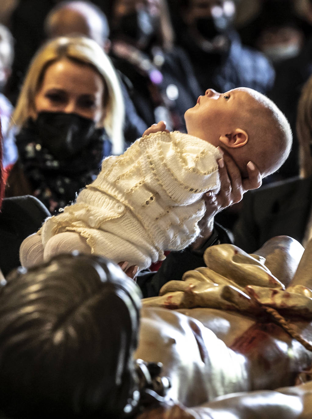 Fotos: Emoción en la limpieza del Cristo del Santo Sepulcro