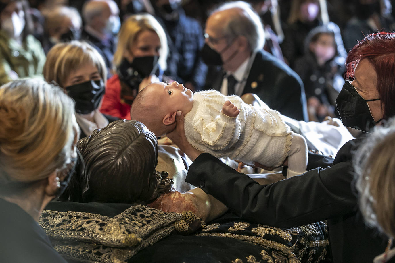 Fotos: Emoción en la limpieza del Cristo del Santo Sepulcro