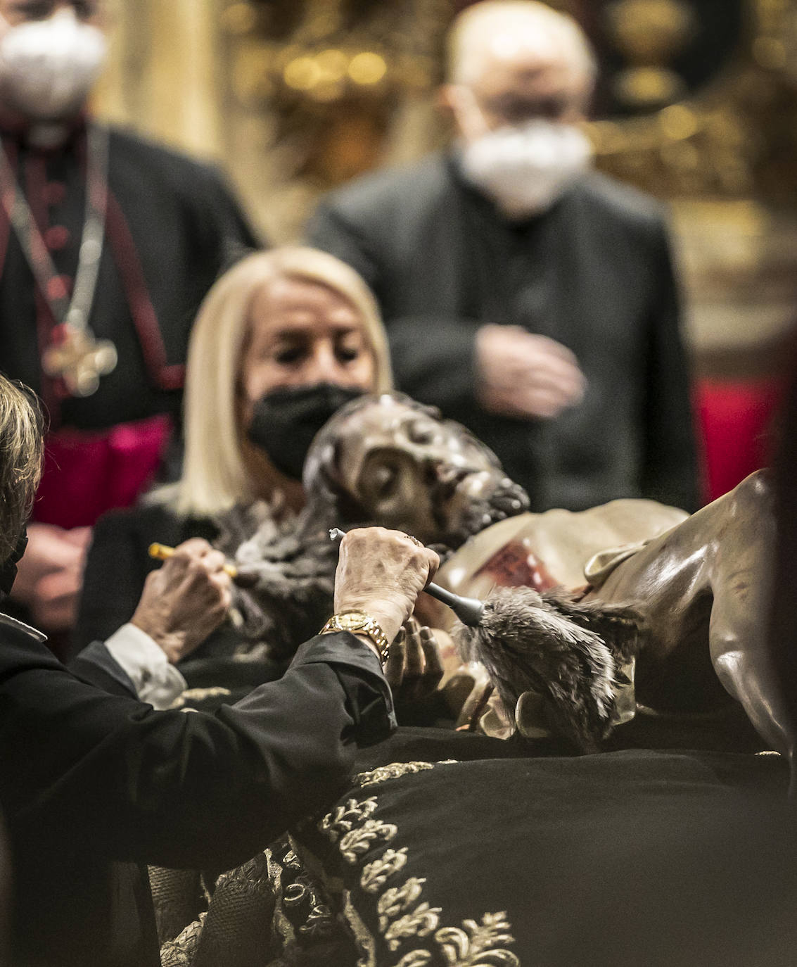 Fotos: Emoción en la limpieza del Cristo del Santo Sepulcro