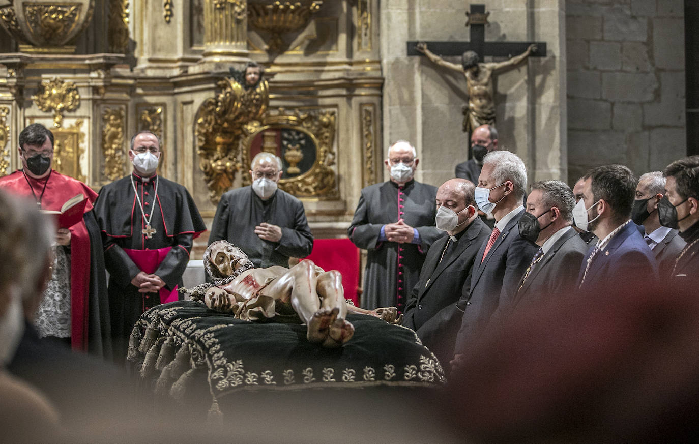 Fotos: Emoción en la limpieza del Cristo del Santo Sepulcro