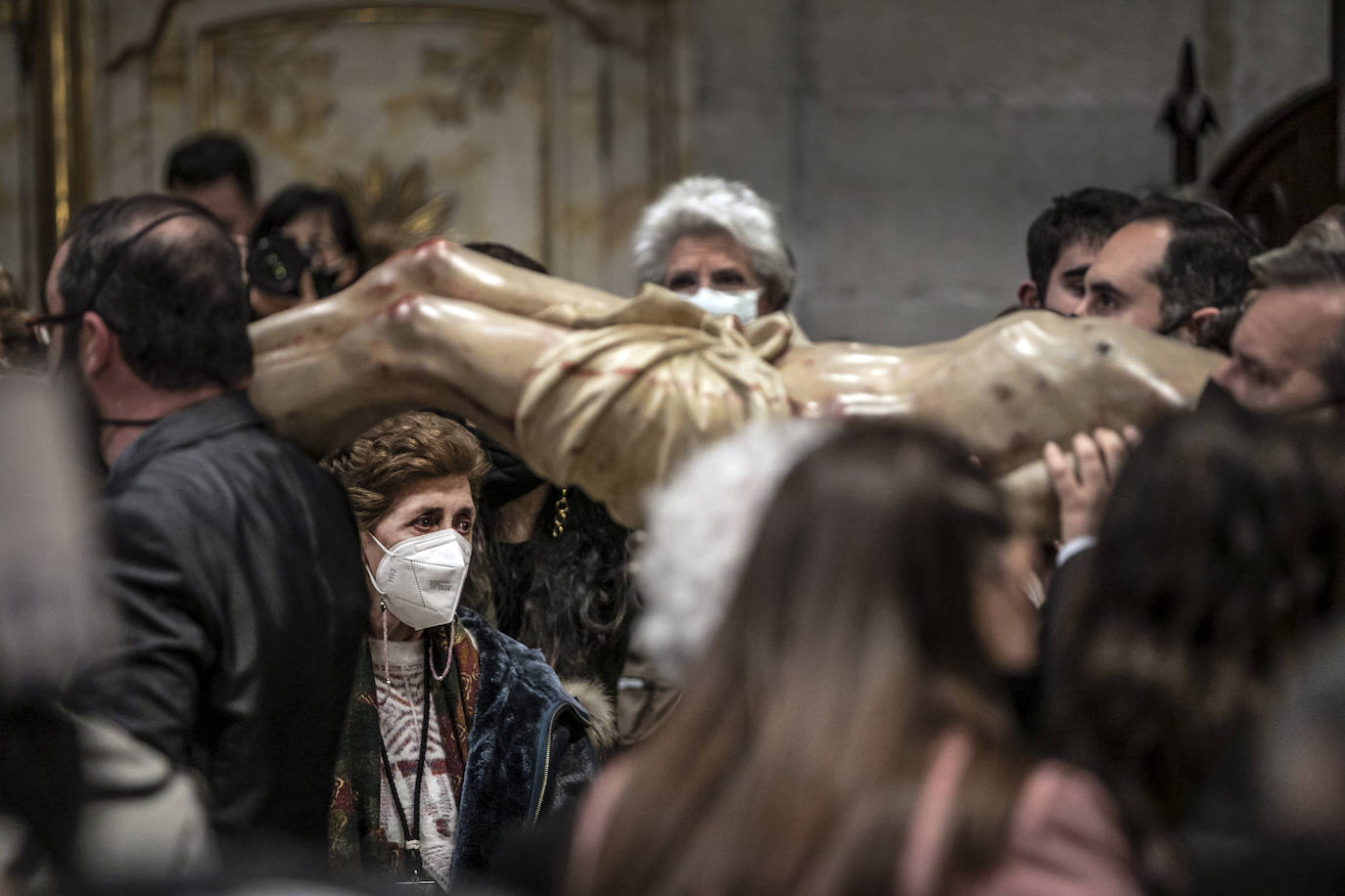 Fotos: Emoción en la limpieza del Cristo del Santo Sepulcro