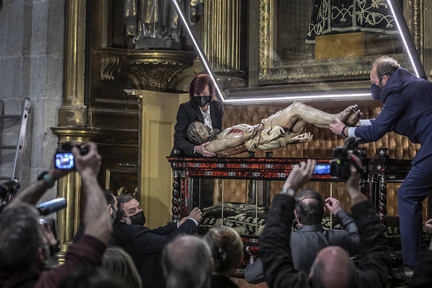 Fotos: Emoción en la limpieza del Cristo del Santo Sepulcro