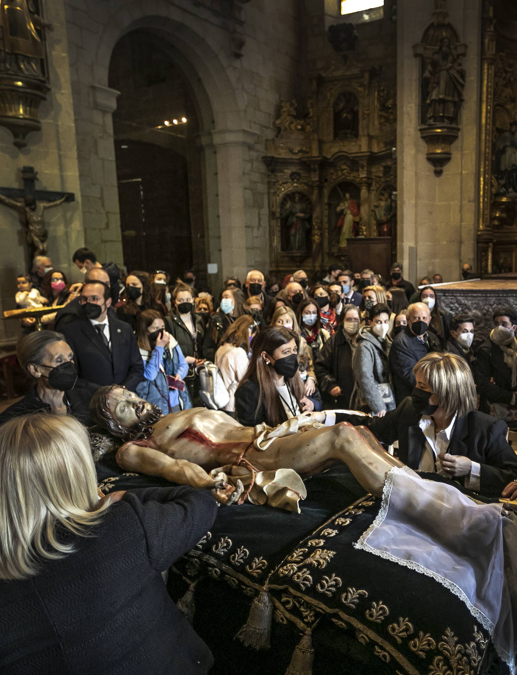 Fotos: Emoción en la limpieza del Cristo del Santo Sepulcro