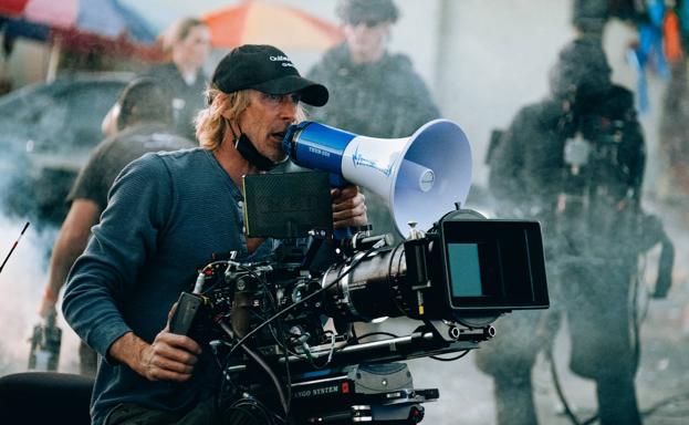 El director Michael Bay en el set de 'Ambulance: Plan de huida'.