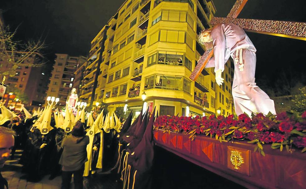 Solemne. La hondura de los bombos tronaron en los corazones de los fieles. 