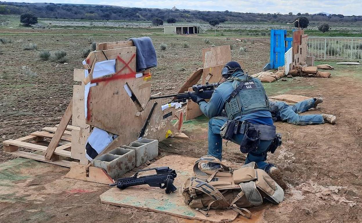 Agentes del GAR participan en ejercicios de tiro de precisión junto a equipos de élite