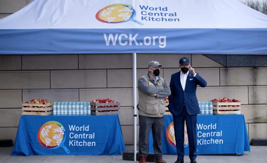 El chef José Andrés con Joe Biden cuando el presidente norteamericano visitó el campo de refugiados de la frontera de Ucrania con Polonia. 