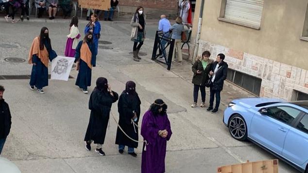 Pequeños y mayores comparten protagonismo en la procesión de Cervera.