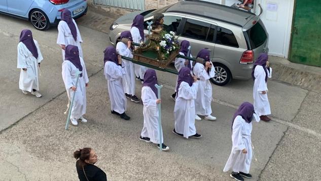 Pequeños y mayores comparten protagonismo en la procesión de Cervera.