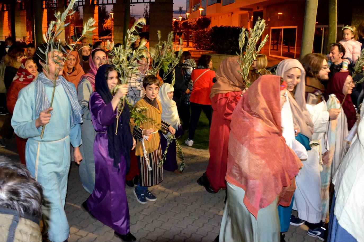 Paso Viviente puso en escena la noche del Jueves Santo la muerte y resurrección de Jesucristo ante miles de personas. 