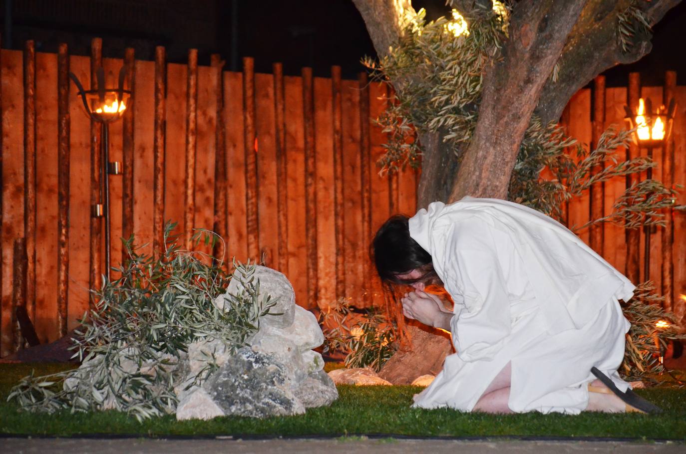 Paso Viviente puso en escena la noche del Jueves Santo la muerte y resurrección de Jesucristo ante miles de personas. 