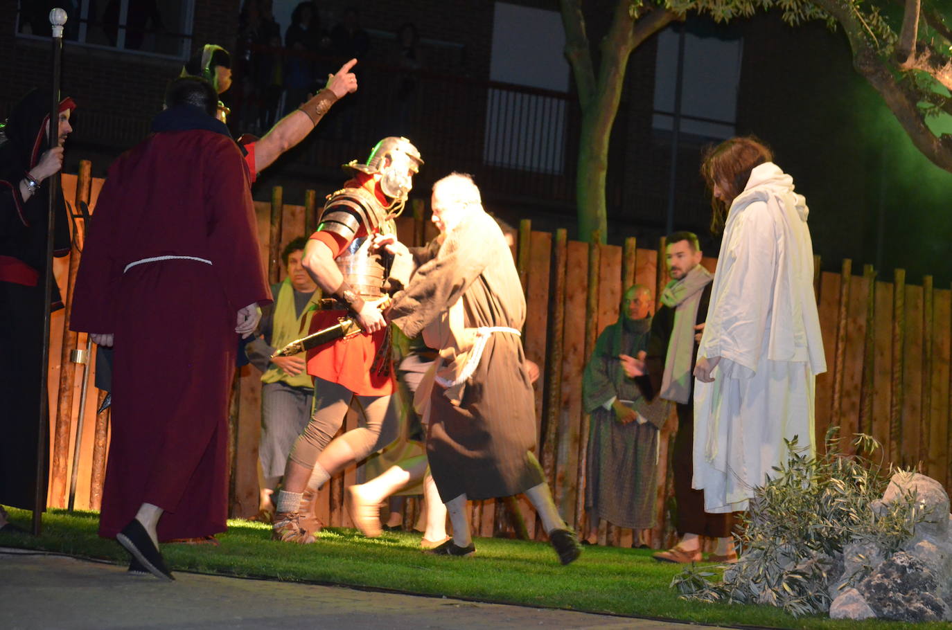 Paso Viviente puso en escena la noche del Jueves Santo la muerte y resurrección de Jesucristo ante miles de personas. 