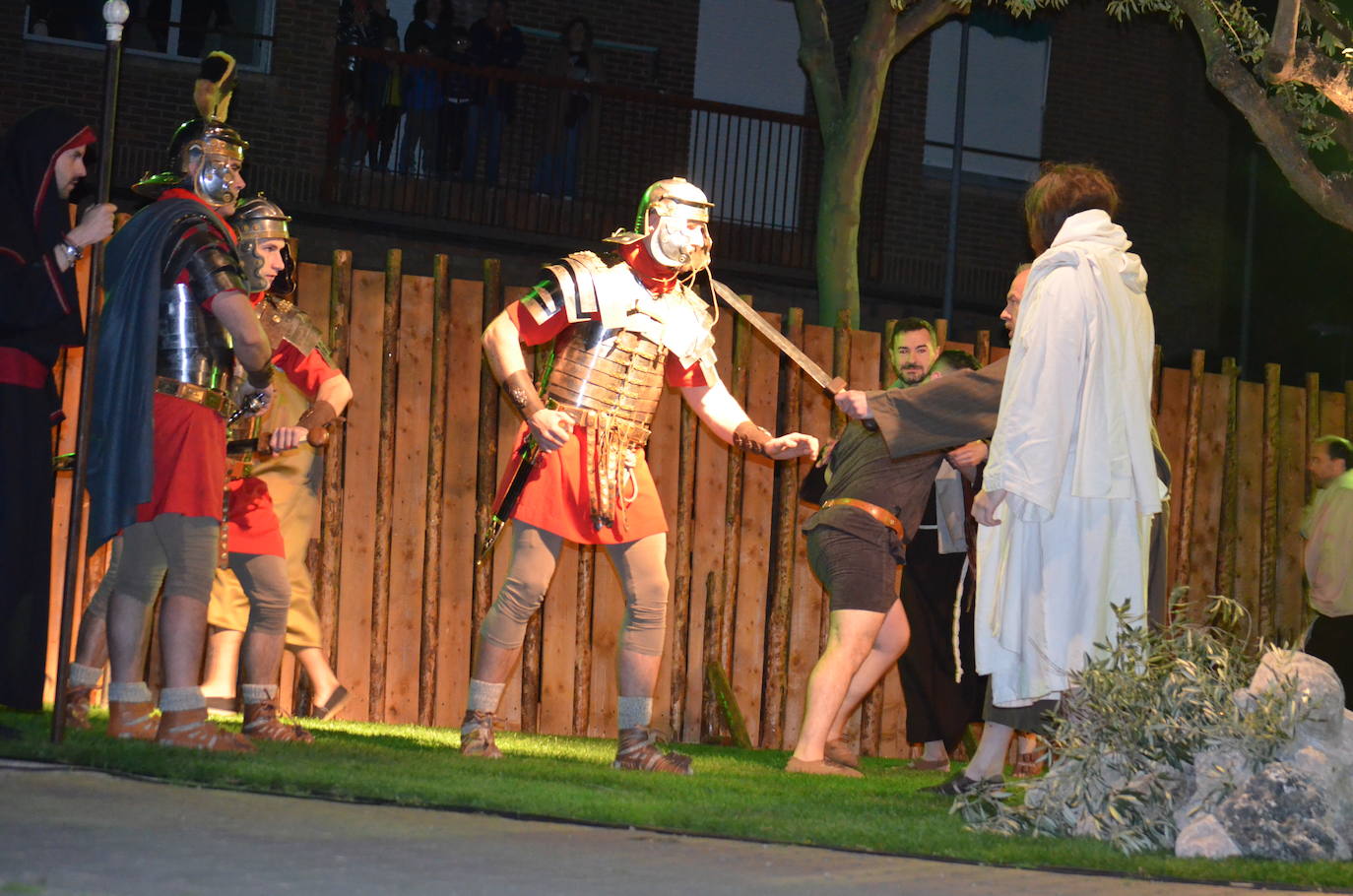 Paso Viviente puso en escena la noche del Jueves Santo la muerte y resurrección de Jesucristo ante miles de personas. 