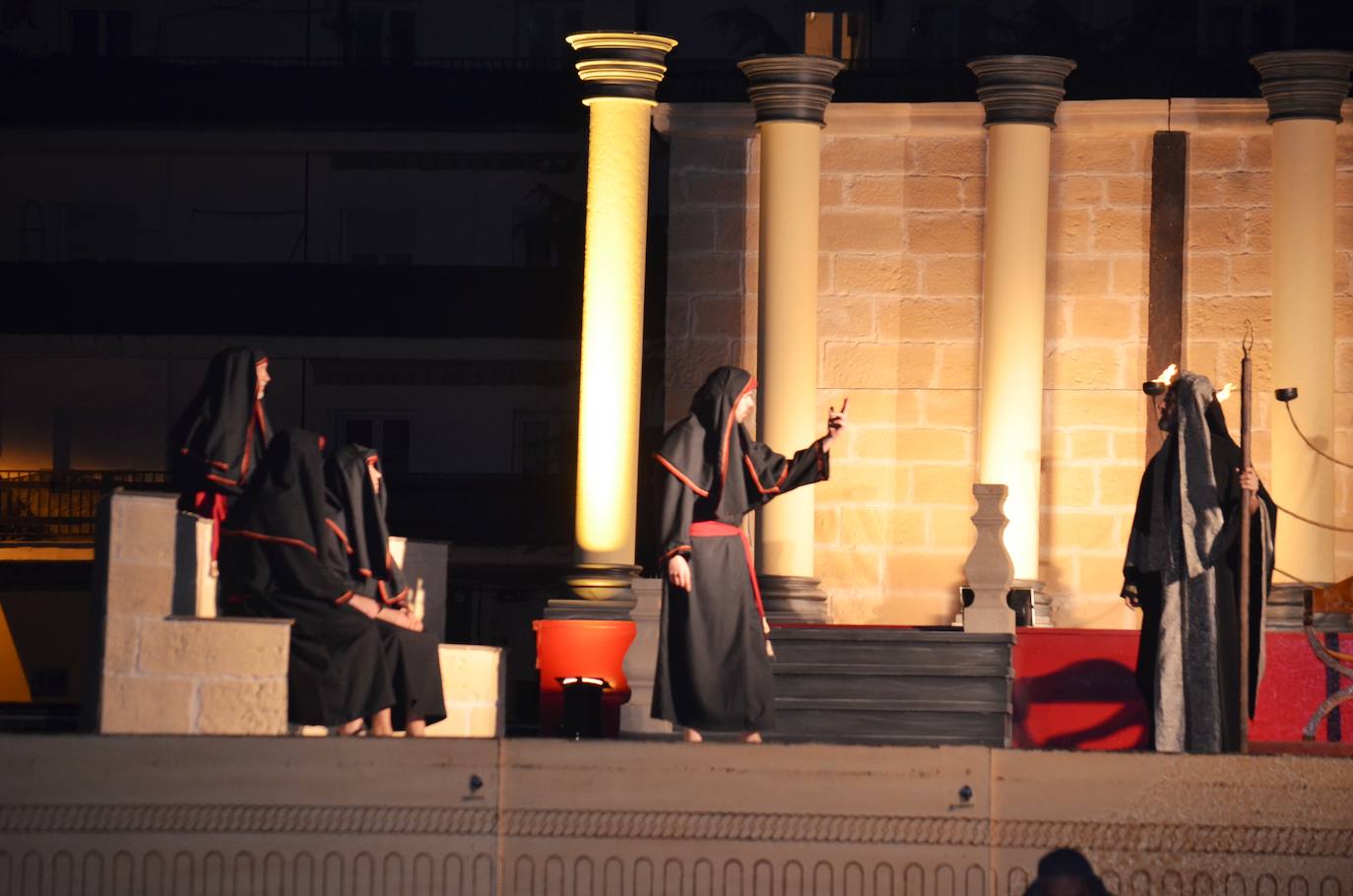 Paso Viviente puso en escena la noche del Jueves Santo la muerte y resurrección de Jesucristo ante miles de personas. 