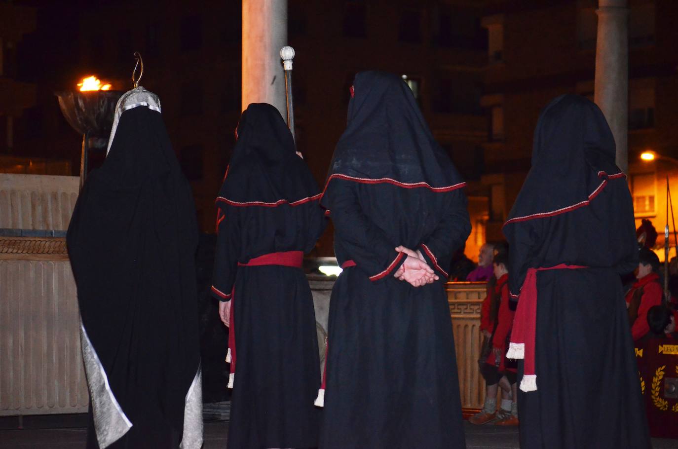 Paso Viviente puso en escena la noche del Jueves Santo la muerte y resurrección de Jesucristo ante miles de personas. 