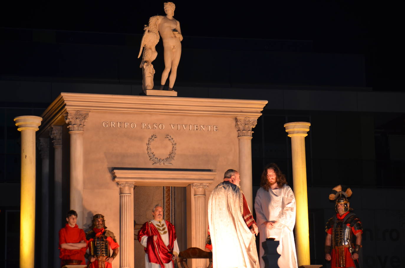 Paso Viviente puso en escena la noche del Jueves Santo la muerte y resurrección de Jesucristo ante miles de personas. 