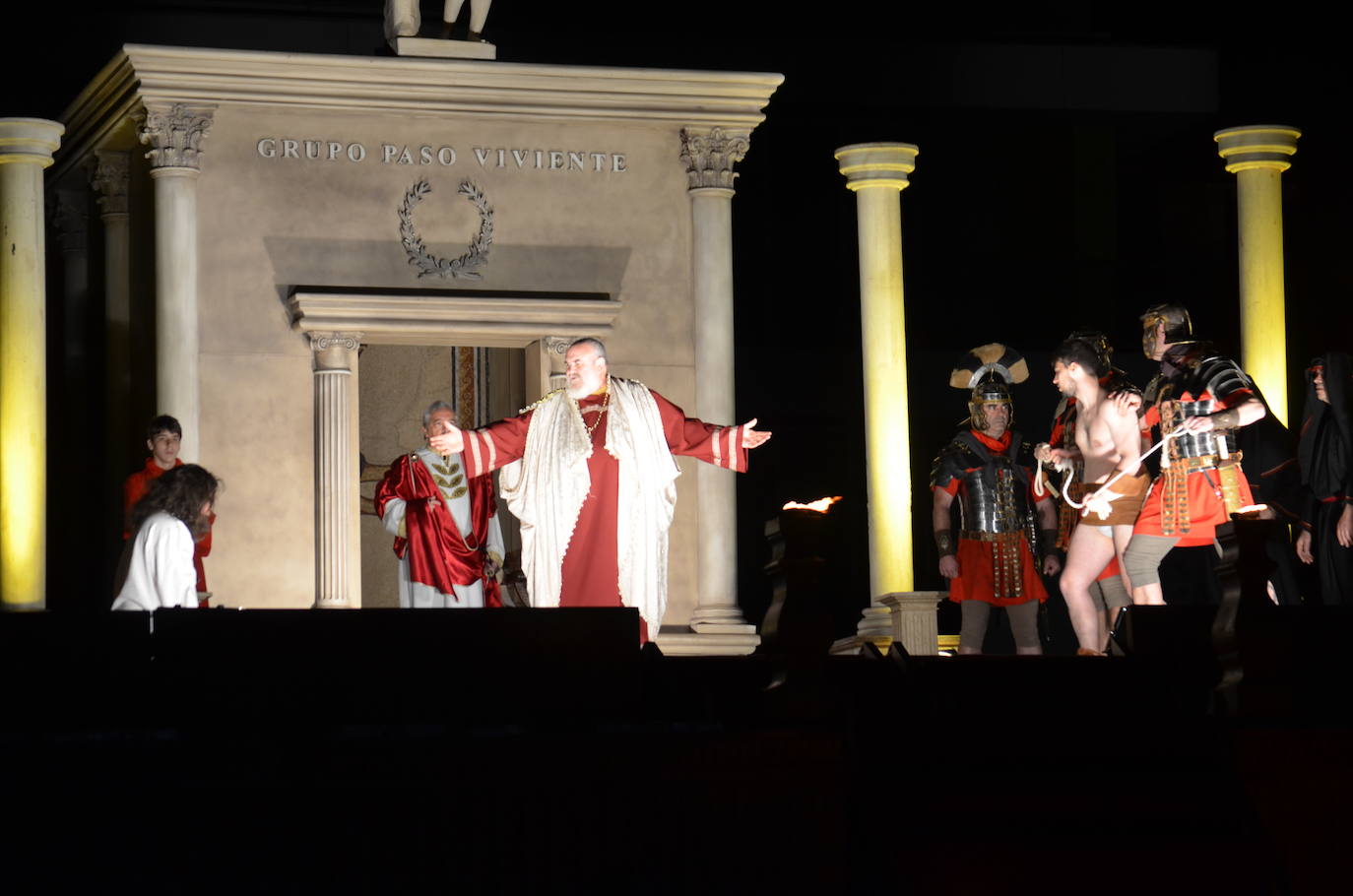 Paso Viviente puso en escena la noche del Jueves Santo la muerte y resurrección de Jesucristo ante miles de personas. 