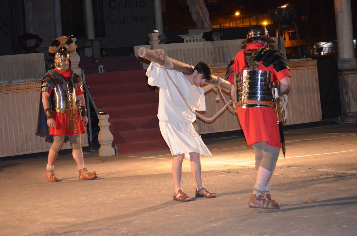 Paso Viviente puso en escena la noche del Jueves Santo la muerte y resurrección de Jesucristo ante miles de personas. 