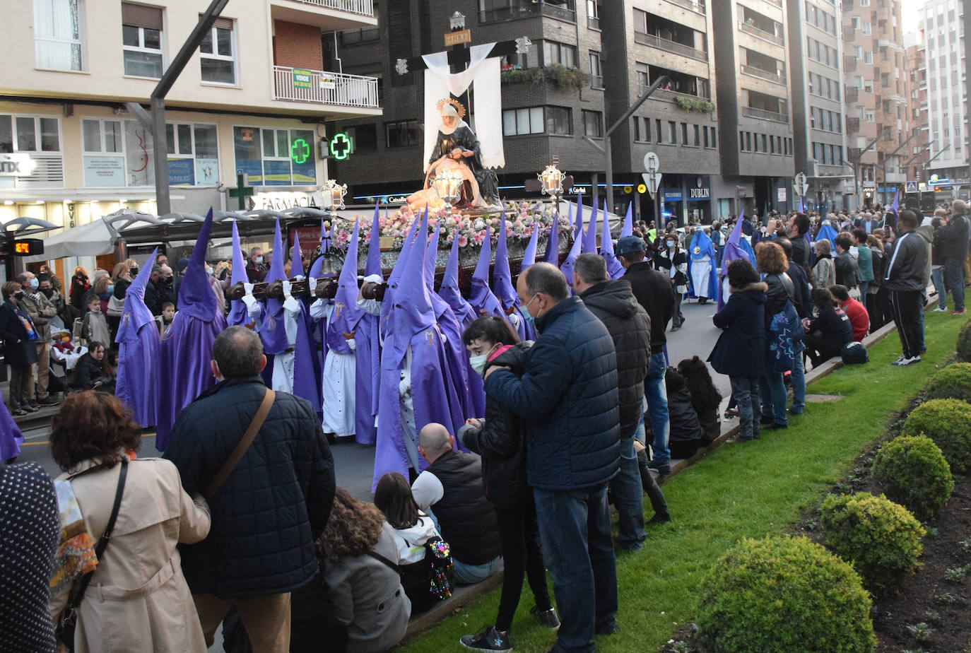 Fotos: Vía Crucis de la Cofradía de Nuestra Señora de la Piedad