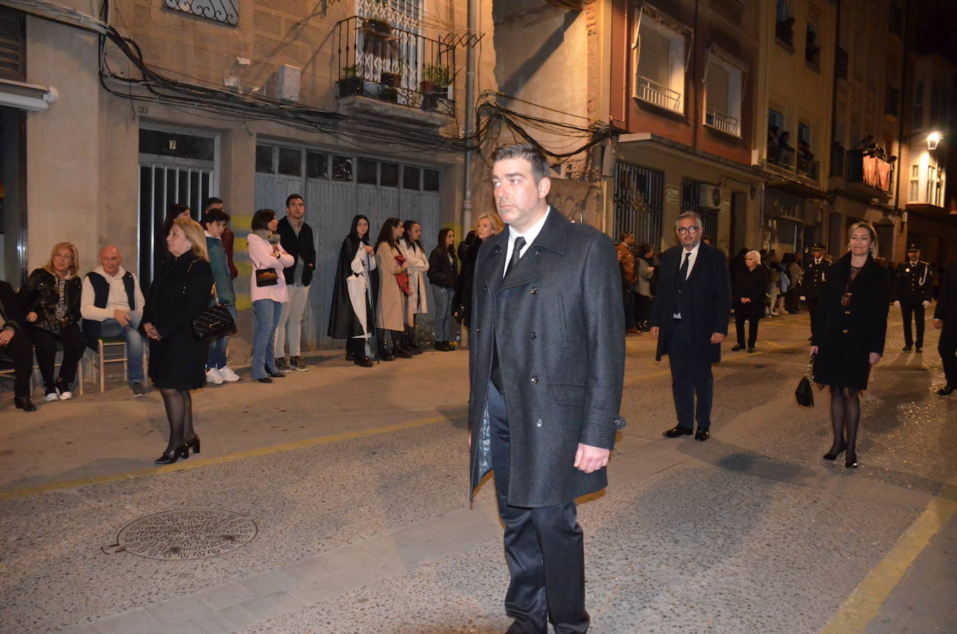 La procesión de la noche de Viernes Santo, con 16 pasos y más de 2.000 personas, llevó a las calles del casco antiguo el patrimonio más preciado y venerado de la Semana Santa calagurritana. 