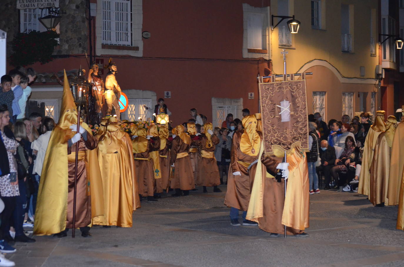 La procesión de la noche de Viernes Santo, con 16 pasos y más de 2.000 personas, llevó a las calles del casco antiguo el patrimonio más preciado y venerado de la Semana Santa calagurritana. 