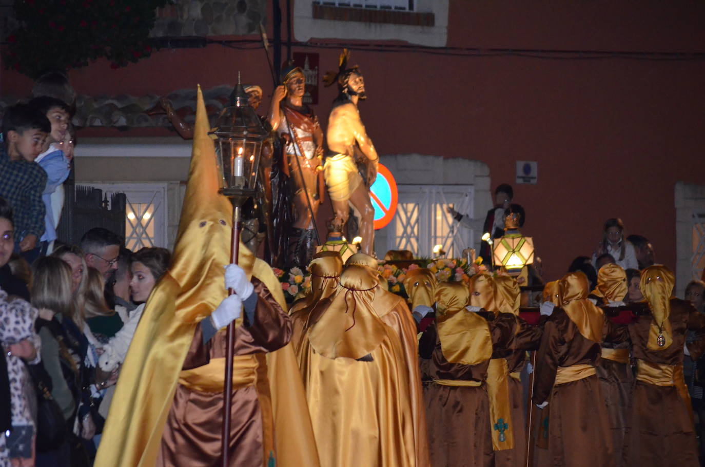 La procesión de la noche de Viernes Santo, con 16 pasos y más de 2.000 personas, llevó a las calles del casco antiguo el patrimonio más preciado y venerado de la Semana Santa calagurritana. 