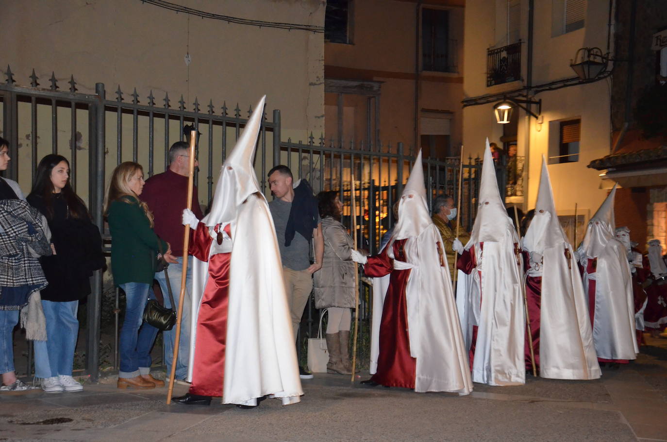 La procesión de la noche de Viernes Santo, con 16 pasos y más de 2.000 personas, llevó a las calles del casco antiguo el patrimonio más preciado y venerado de la Semana Santa calagurritana. 