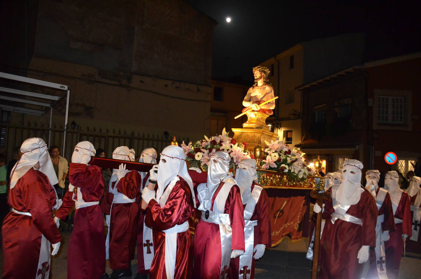 La procesión de la noche de Viernes Santo, con 16 pasos y más de 2.000 personas, llevó a las calles del casco antiguo el patrimonio más preciado y venerado de la Semana Santa calagurritana. 