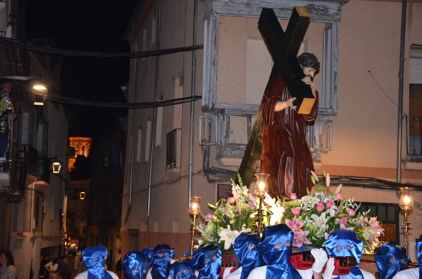 La procesión de la noche de Viernes Santo, con 16 pasos y más de 2.000 personas, llevó a las calles del casco antiguo el patrimonio más preciado y venerado de la Semana Santa calagurritana. 