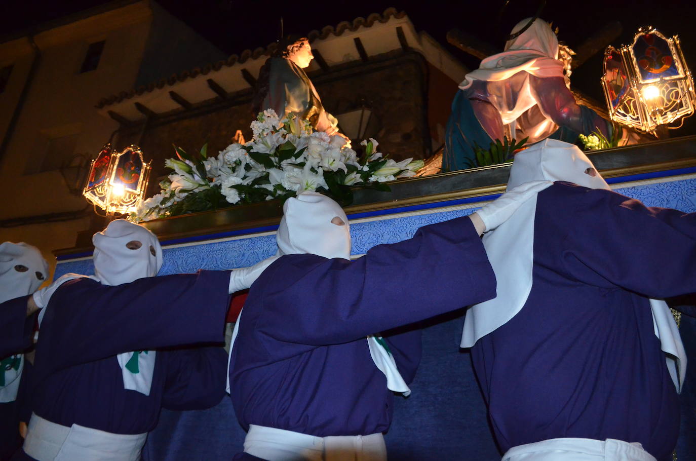 La procesión de la noche de Viernes Santo, con 16 pasos y más de 2.000 personas, llevó a las calles del casco antiguo el patrimonio más preciado y venerado de la Semana Santa calagurritana. 