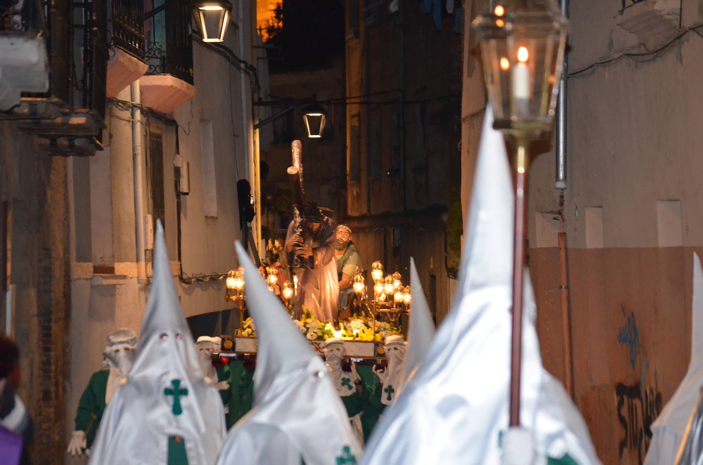 La procesión de la noche de Viernes Santo, con 16 pasos y más de 2.000 personas, llevó a las calles del casco antiguo el patrimonio más preciado y venerado de la Semana Santa calagurritana. 