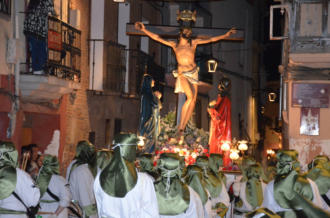 La procesión de la noche de Viernes Santo, con 16 pasos y más de 2.000 personas, llevó a las calles del casco antiguo el patrimonio más preciado y venerado de la Semana Santa calagurritana. 