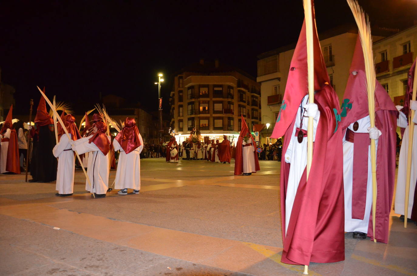 La procesión de la noche de Viernes Santo, con 16 pasos y más de 2.000 personas, llevó a las calles del casco antiguo el patrimonio más preciado y venerado de la Semana Santa calagurritana. 